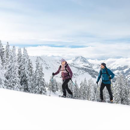 Sneeuwschoenwandeling op de zonnige Kirchberg