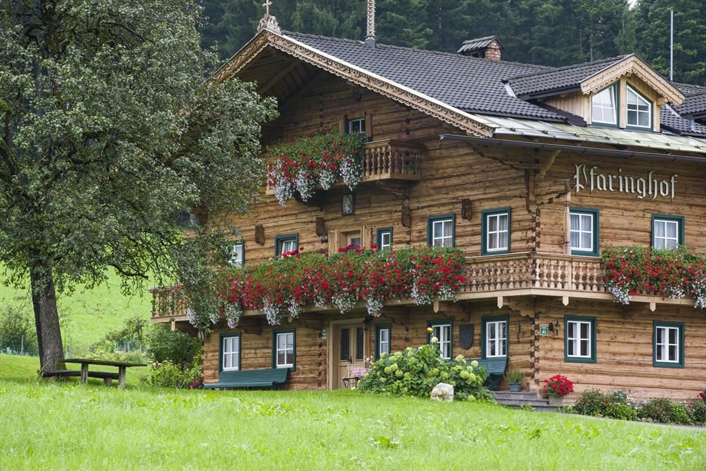 Pfaringhof, Hausansicht Sommer Nahaufnahme