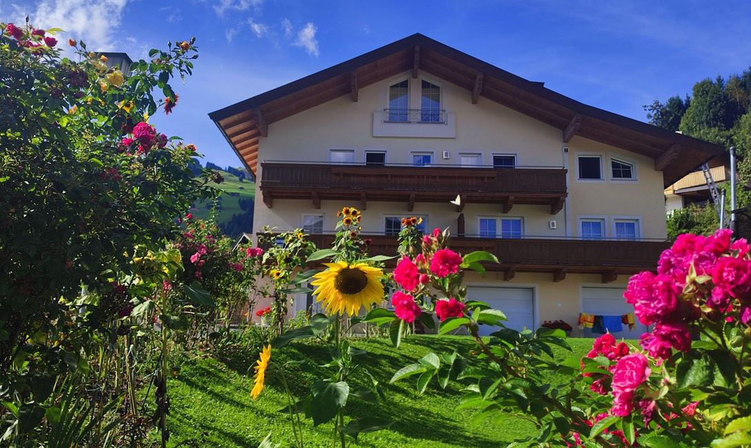 Hausansicht_Sommer_Appartement-Christine-Brixen-im