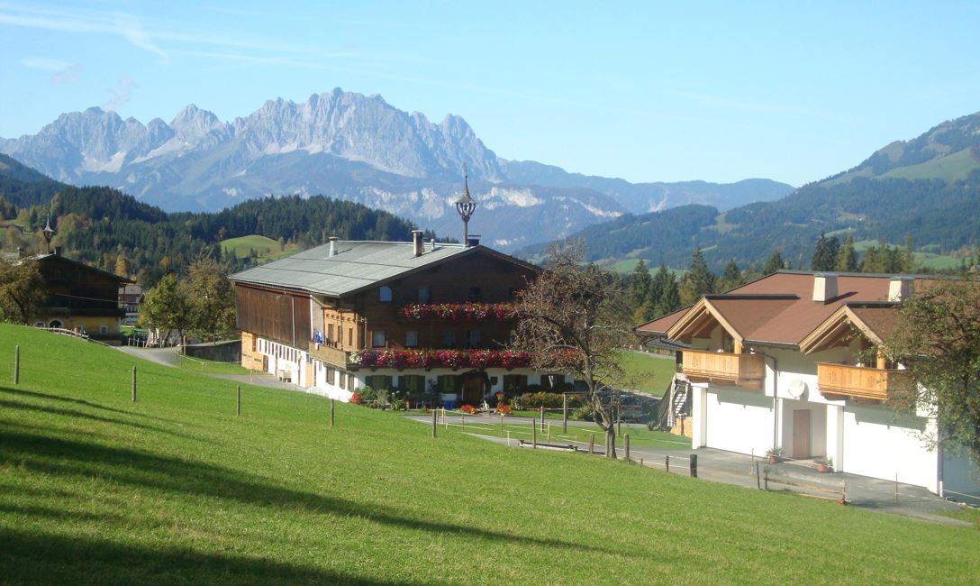 Hausansicht mit Wiese