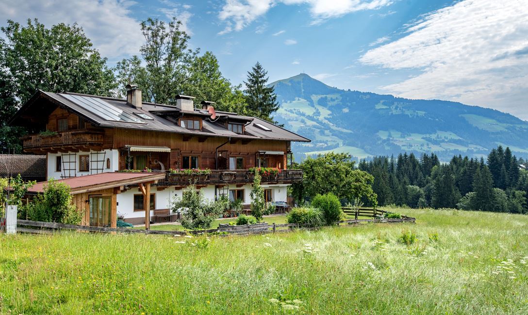 Haus außen Sommer (c) Hannes Dabernig