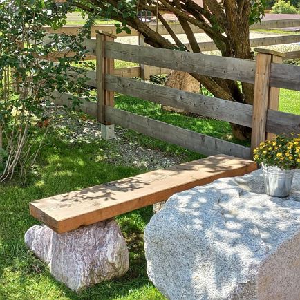 gemütliche Sitzbank im Garten