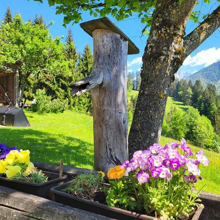 Holzbrunnen mit Blumen