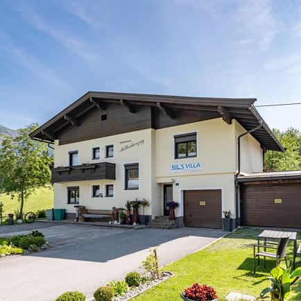 Vorderansicht Einfahrt mit Parkplatz