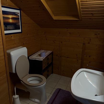 Kleines Bad im Dachgeschoss mit WC und Waschtisch