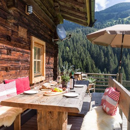 Gedeckter Tisch aussen