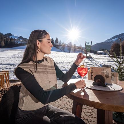 Terrasse_mit Nina, Sonne und GEtrank