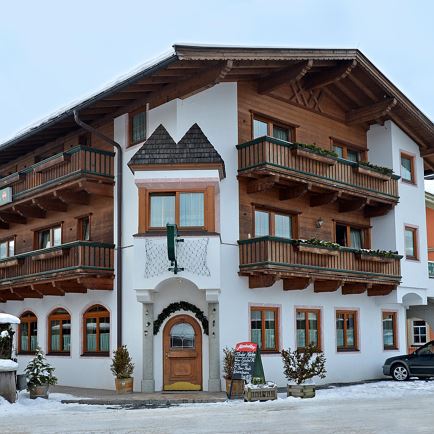 Cafe-Heim-Hubert-Bahnhofstrasse-1-Kirchberg-Haus-W