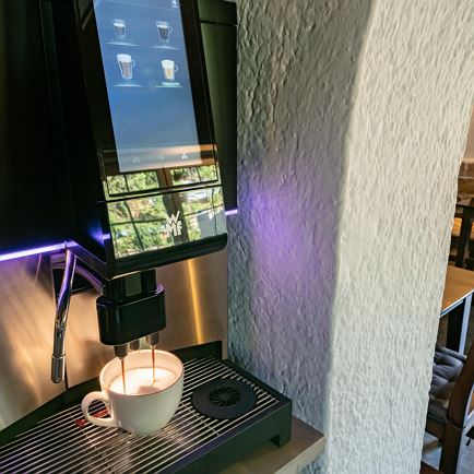 Kaffeemaschine im Frühstücksraum