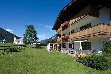 Sommeransicht Blick zur Kirche