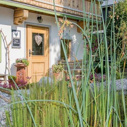 Hauseingang mit Blick auf den Teich
