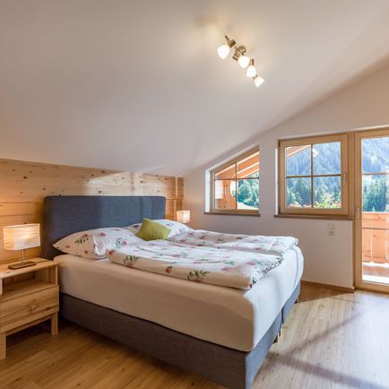 Schlafzimmer mit Zugang zum Balkon