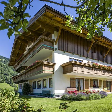 Haus mit Garten und Blumen