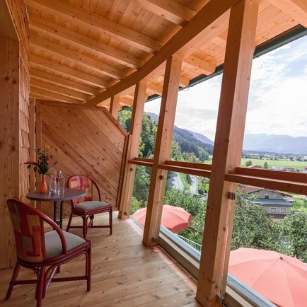 Berghaeusl-Kuehholzer-Sommer-Balkon-Aussicht2