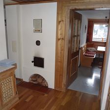 Vorraum mit Kachelofen