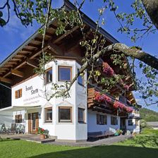 Hausansicht süd West mit Terasse Fewo Eva