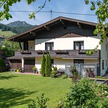 Hinteransicht mit Garten und Berglick