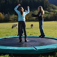 Großes Bodentrampolin im Garten