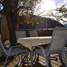 Sonnige Terrasse neben dem Spielplatz im Garten