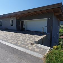 Ansicht bei Anreise ( Parkplätze links)