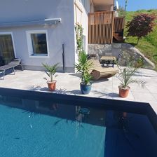 Gemütliche Terrasse mit Feuerschale und Grill