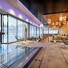 Pool mit Massageliegen