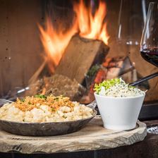 4_Angerer-Alm_Kasspaetzle-mit-Krautsalat-und-Rotwe