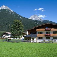 Sommeransicht Haus hinten Blick auf die Wiese