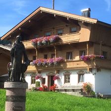 Trixlhof mit Heiligen Leonhard (Dorfbrunnen