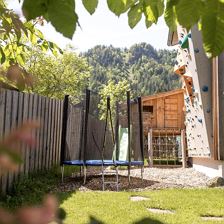 Spielplatz mit Boulderwand