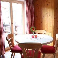 2. Zimmer rechts Tisch