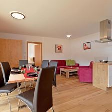 Wohnzimmer mit großem Esstisch