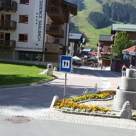 durch_die_fussgaengerzone_saalbach.jpg